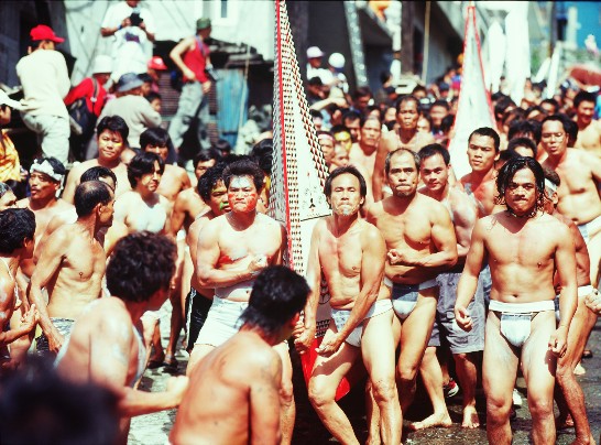란위도(蘭嶼島)의 다우족(達悟族)들은 새로 만든 배를 진수할 때 악령(惡靈)을 쫓기 위해 행하는 의식으로 흉악하고 무섭게 변장하여 악령이 놀라 달아나 버리게 함으로써 배의 운행에 평안함을 기원하기 위함이다.  (梅志建  촬영)