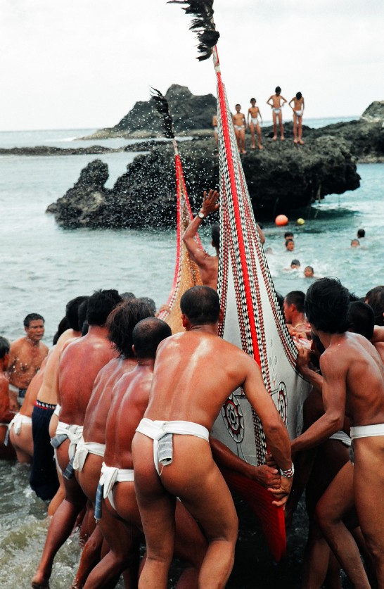 란위도(蘭嶼島)의 다우족(達悟族)들은 새로 만든 독목배(獨木舟)의 진수를 축하하기 위하여 하는 의식으로 힘과 아름다움을 보여준다.  (莊茂琴 촬영) 