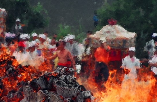 타이난(臺南) 수춰(蘇厝) 창싱궁(長興宮) 사찰에서 종이로 만든 돈을 태우는데 그 열기가 대단한데 마치 꿈속의 경축행사와 같은 분위기를 연출한다.  (劉俊賢 촬영) 