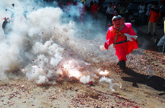 마주(媽祖)의 신교(神轎)라는 가마가 밖으로 순시를 나가면 신동(神童)들이 떠들썩하게 개구쟁이처럼 익살스럽게 춤을 추어 신도들의 시선을 사로잡으면, 라오징(遶境)행사가 시작된다.  (郭英平 촬영)