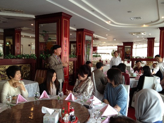 劉代表國興與僑胞餐會前演講情形