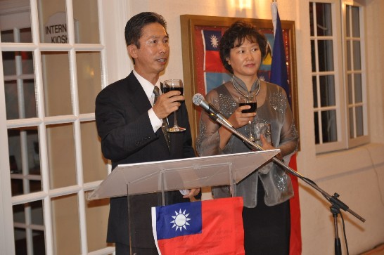 周大使台竹夫婦舉杯恭祝兩國國運昌隆