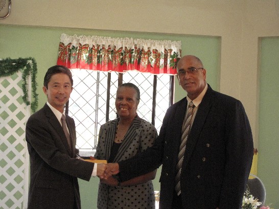 )周台竹大使代表台灣捐贈愛心給老人之家