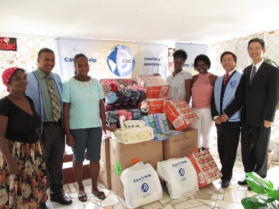 與災民合影Photo with those who suffered lost by Hurricane Tomas