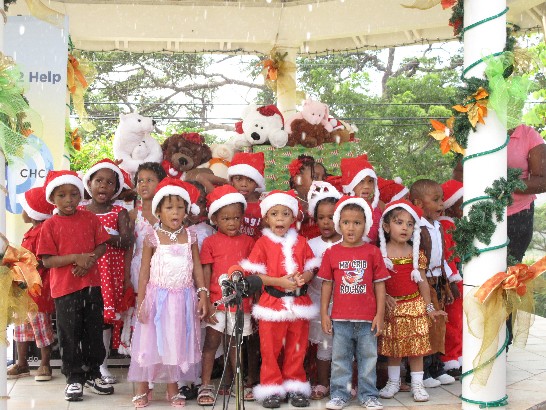 幼稚園學童演唱耶誕歌曲