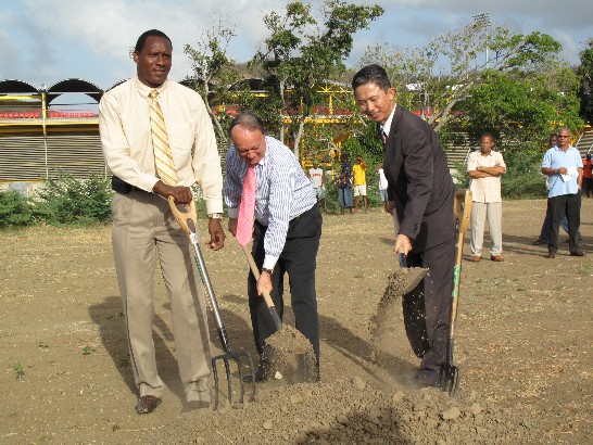 周台竹大使、孟圖部長及聖露西亞網球協會會長共同執鏟破土