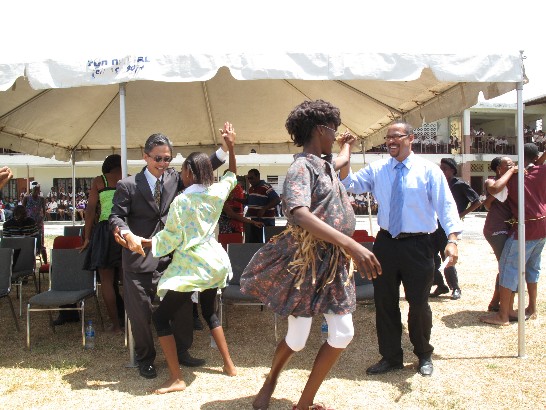 帥澤中學學生文化表演並邀周台竹大使與露國外交部長包士奎共舞