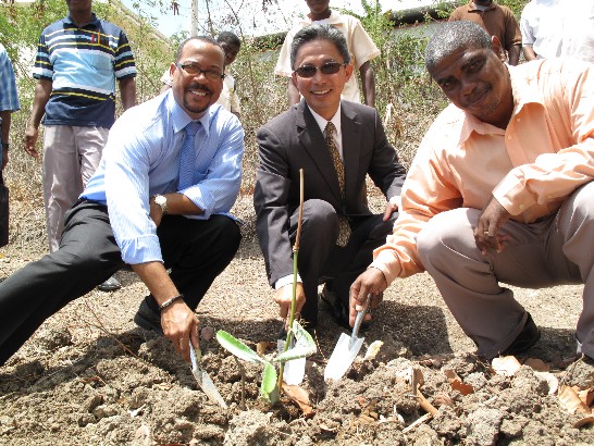 左起：外交部長包士奎、周大使台竹、帥澤中學校長共同種植火龍果苗