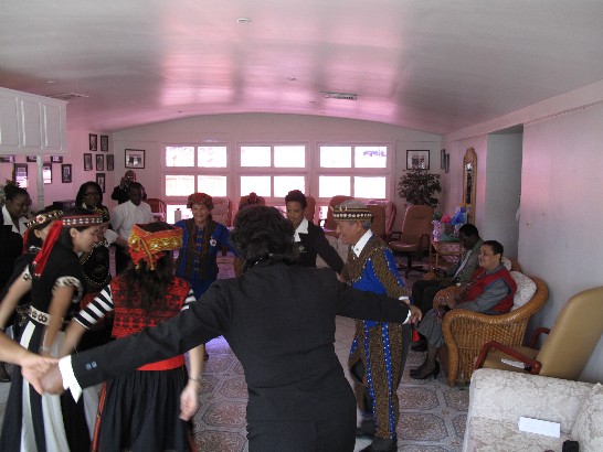 屏東縣獅子鄉訪團拜會眾議院院長後與議院同仁共舞