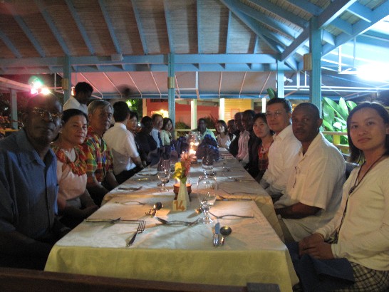 青年體育部長偕果實壘鎮代表與屏東縣獅子鄉訪團及駐聖露西亞大使館同仁共進晚餐