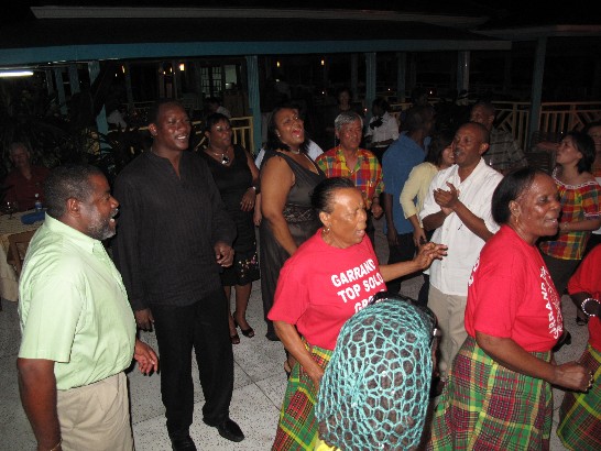 獅子鄉訪團晚餐後與露國民眾跳當地舞