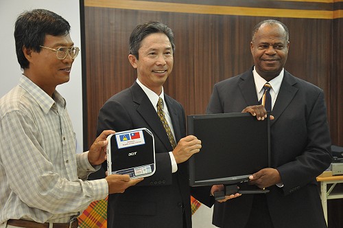 捐贈儀式(右起)：教育文化部長詹姆士、周台竹大使