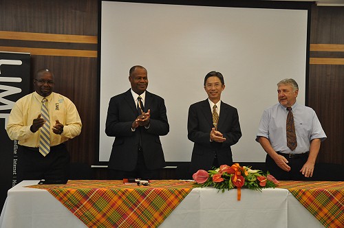 計畫參與者(右起)：計畫發起人Michael Walker先生、周台竹大使、教育文化部長詹姆士、LIME電信公司聖露西亞國家經理Sean Auguste先生