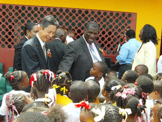 周台竹大使及金恩總理與Vide Bouteille小學握手致意