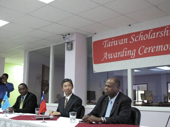 左起：青年體育部長孟圖、周大使台竹、教育部長詹姆士
