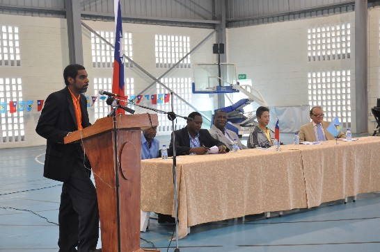 右起：聖露西亞網球協會主席麥納摩拉、周台竹大使、金恩總理及孟圖部長