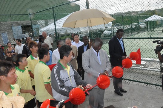 左起：周台竹大使、金恩總理及孟圖部長共同剪綵