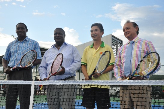 左起：孟圖部長、金恩總理、周台竹大使及聖露西亞網球協會主席麥納摩拉共同開球