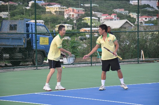 周大使台竹搭配輔仁大學網球青年大使與露國代表隊舉行雙打友誼賽