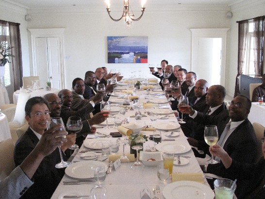 (人物左排前起：周台竹大使、住宅部長、國安部長、青年體育部長、金恩總理及衛生部長;