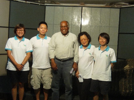 我國前來聖露西亞四位志工與露國新聞局局長合影: