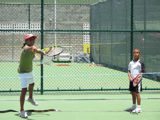 參訓小朋友打網球