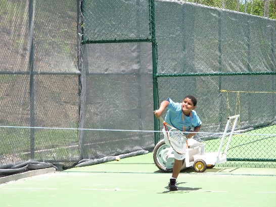 網球營小朋友發球架式十足
