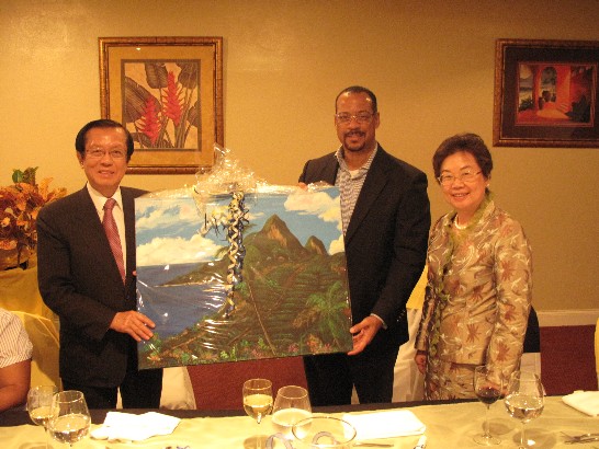 外交部長包士奎贈送楊進添部長夫婦聖露西亞風景畫