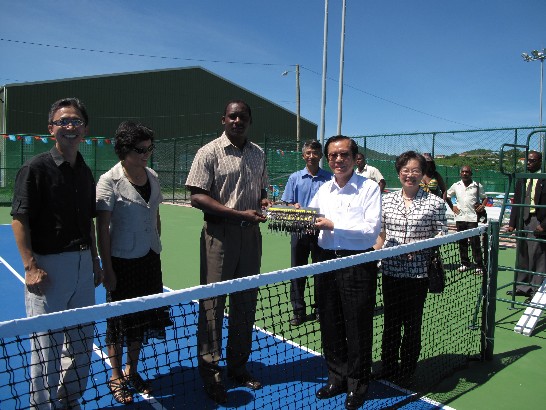 楊進添部長正式移交國家網球中心鑰匙予青年體育部長
