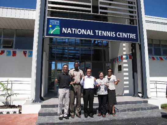 楊進添部長伉儷與露國孟圖部長及周大使夫婦在國家網球中心合影