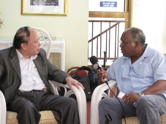 聖露西亞新聞局長史賓爾(Denys Springer)採訪郭守仁院長