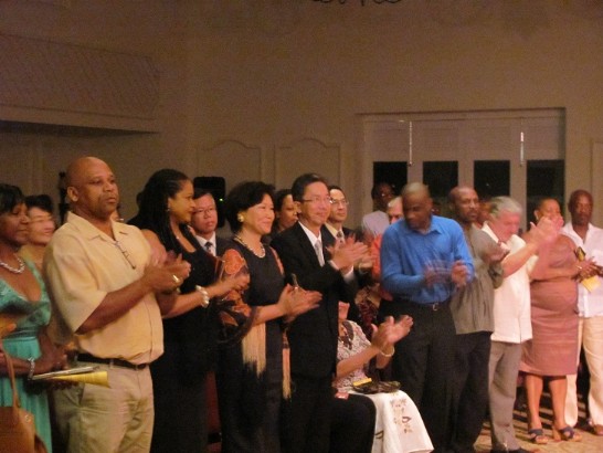 全體觀眾起立鼓掌肯定精彩表演