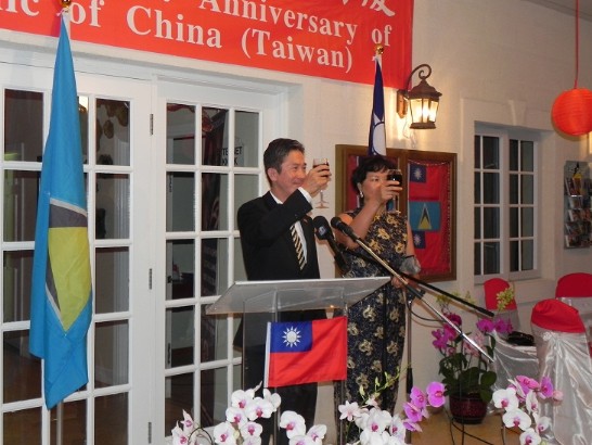 周大使台竹夫婦舉杯恭祝兩國國運昌隆
