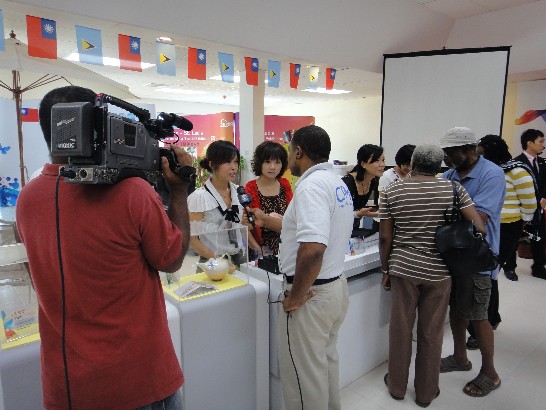 聖露西亞媒體採訪台灣展示商品情形
