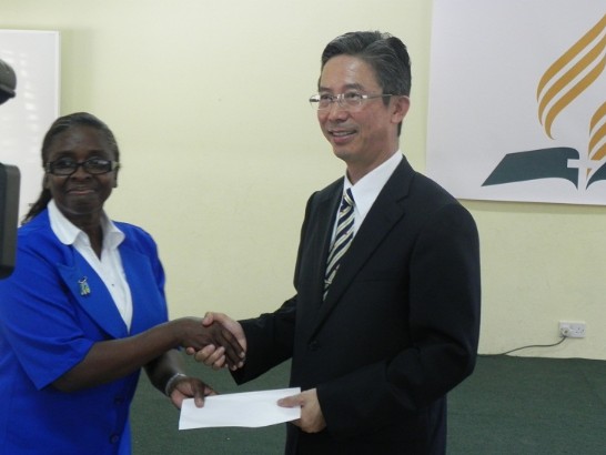 捐贈支票Making Donation