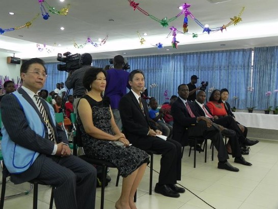 第一排左起(first row from the left)：翁會長雁天(Benjamin Weng, President of CHCF)、周大使夫人(Mrs. Chou)、周大使台竹(Ambassador Tom Chou)、皮耶副總理(Deputy Prime Minister Philip J. Pierre)、教育部長路易士(Minister Robert Lewis)、眾議員芮格柏(Dr. Gale Rigobert)、邱公使垂銘(Minister Robert Chiu)