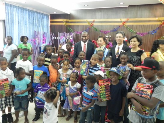 後排左至右(last row from the left)：教育部長路易士(Minister Robert Lewis)、翁會長雁天(Benjamin Weng, President of CHCF)及周大使台竹夫婦(Ambassador Tom Chou &amp; Mrs. Chou)