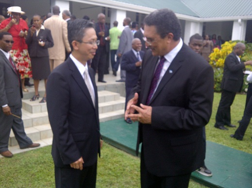 露國總理安東尼親切地與周台竹大使交換意見