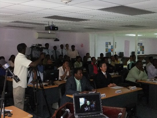 Minister Leonad Montoute與周大使共同觀看”學習中文”影片