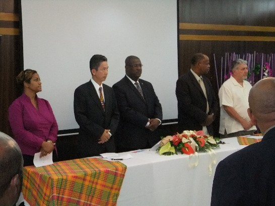 左起LIME電信公司代表奧吉爾,周台竹大使、金恩總理、教育部長詹姆士及英國教育家華克先生