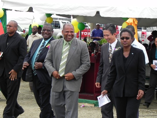 (圖片說明:前排右2為中華民國駐聖露西亞大使館周大使台竹，右3為聖露西亞農業部部長(Ezechiel Joseph)，右4為聖露西亞金恩總理(Honourable Stephenson King)