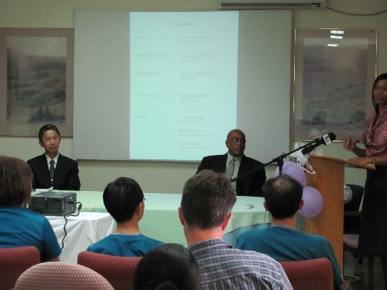 前排右起周大使台竹、衛生部長孟德吉(Keith Mondesir)