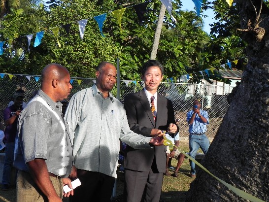右起：周大使台竹,育部長詹姆士及農業部長喬瑟夫
