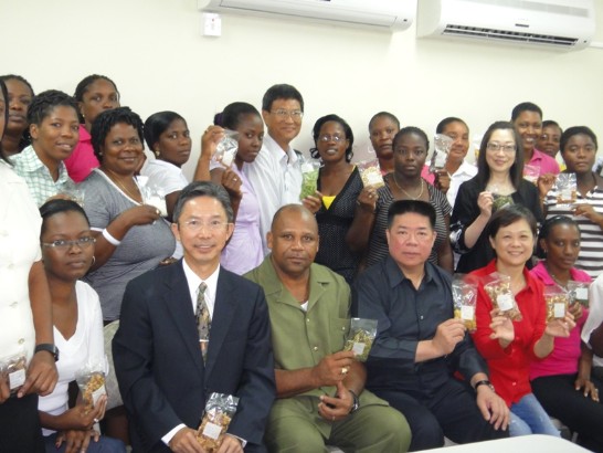 (圖片說明:前排右一及右二:台灣優良農產品發展協會張晁祥董事長及夫人，右四：聖露西亞農業部長(Hon. Ezechiel Joseph)，右五：中華民國駐聖露西亞大使館周台竹大使)