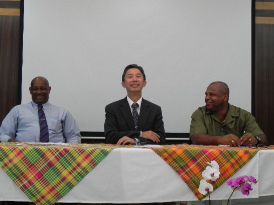 右起(from the right)：農業部長喬瑟夫(Minister Ezechiel Joseph)、周大使台竹(Ambassador Tom Chou) 、農業部常務次長艾曼紐(Permanent Secretary Hubert Emmanuel)