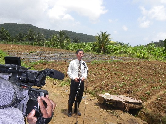 周台竹大使致詞(背景為整治復耕後狀況)