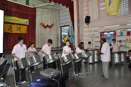 青年大使表演加勒比海特有的鋼板鼓