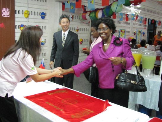 露薏絲總督(Governor General Dame Pearlette Louisy)簽名致意