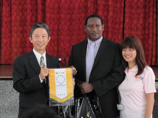 周大使台竹代表致贈紀念品給青年體育部