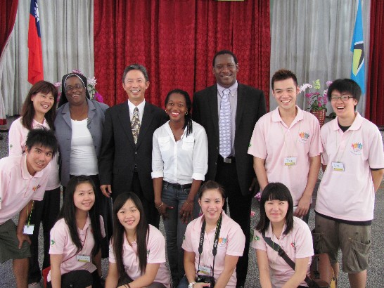 後排左起:王金蓮教授、魯菲娜(Rufina)校長、 周大使、 歌后德麗絲及孟圖部長與青年大使合影